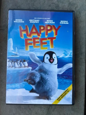 Happy feet dvd - DVD-film med "Happy Feet". Speltid: 104 minuter. Region 2.  Finns på språk: svenska, Engelska, Finska    OBS!! skivorna är begagnade så det kan förekomma repor/hairlines på skivorna, men då jag kollar igenom alla filmer jag säljer garanterar jag att alla funkar felfritt om inget annat står! :)