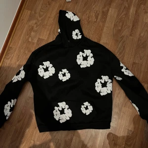 Denim tear hoodie - Tänkte sälja min denim tear hoodie men vet inte hur mycket jag kan få för den så lägg bud. Den har hål längst ner som går att fixa och tänkte Darför lägga lite lägre pris på den.