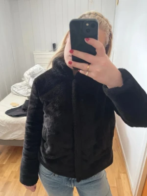 Svart teddyjacka i storlek S från zara - Svart teddyjacka i storlek S från zara. Knappt använd.