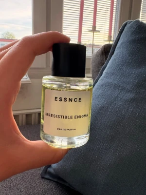 ESSNCE Irresistible Enigma parfym - ESSNCE Irresistible Enigma parfym, knappt använd