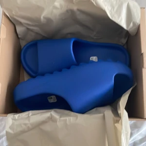 Yeezy slide azure. - Helt nya från adidas finns i storlek 44,5-42 och 40,5