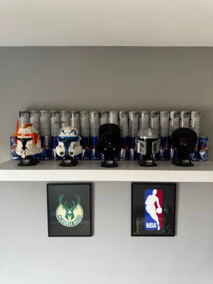 LEGO Star Wars hjälm Dark Trooper - Säljer 5 LEGO star wars hjälmar. Hjälmarna är byggd av LEGO-klossar och står på en svart displayplatta med Star Wars-logga. Perfekt för dig som gillar Star Wars och samlarprylar.