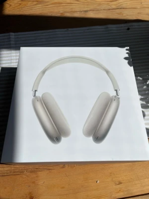 Apple AirPods Max starlight hörlurar - Apple AirPods Max starlight. Endast använda fåtal gånger. Inget tecken på användning. 