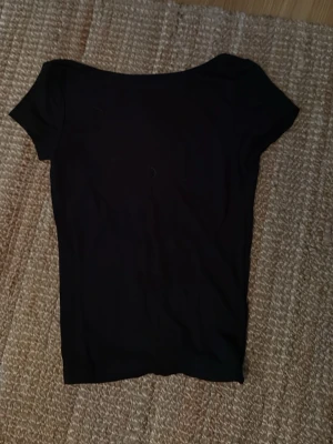 Svart kortärmad topp - Svart tshirt med öppen rygg❣️