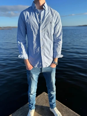 Ljusblå skjorta från Ralph Lauren - Hej! Vi säljer nu denna fina ralphlauren skjortan i storlek S men passar M. Skicket är 10/10 och pris endast 349kr men kan sänkas vid snabb och smidig affär! Hör av er! // studio II Resell 💙💙