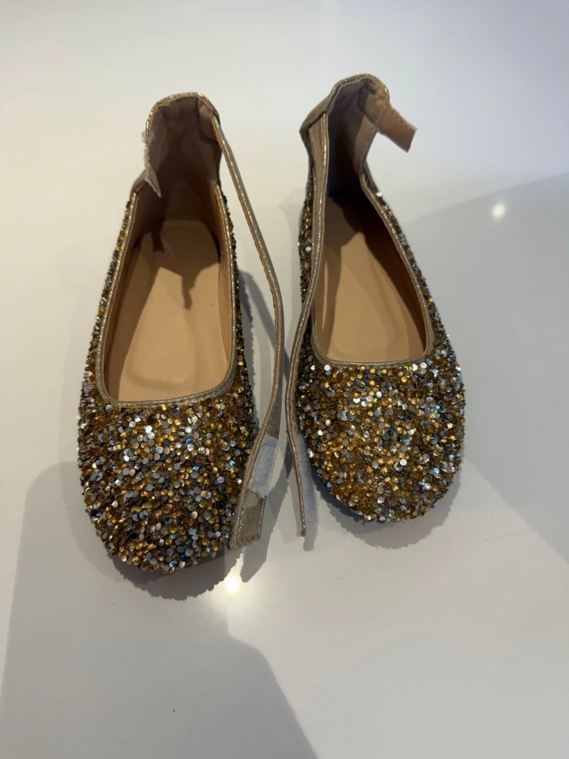 Glittriga guldiga ballerinaskor