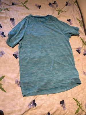 Blåmelerad t-shirt i bomull - Snygg blåmelerad t-shirt med korta ärmar och rund hals. Perfekt basic-plagg som passar till det mesta. Tillverkad i mjuk bomull för skön känsla hela dagen.