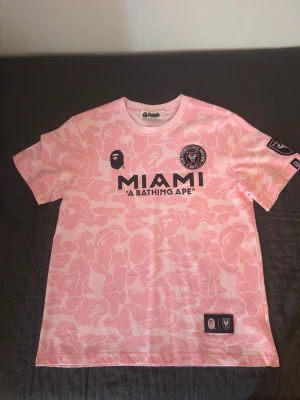 Rosa BAPE x Miami kortärmad t-shirt - Condition as new, size M (fits 170-180cm) 