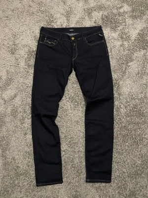 Replay Jeans - Replay Jeans i mycket bra skick 👏 | Storlek W33 L32 📏 | Vid funderingar eller diskussion om pris är det bara att skriva ✍️ | Frakt inom 48h 📦