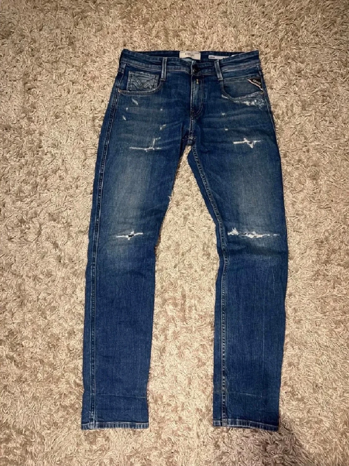 Blå slitna jeans från Replay