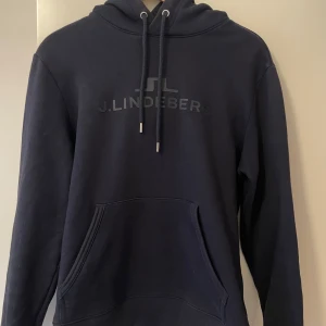 J Lindberg Hoodie  - En tvär fet J Lindberg hoodie i storlek S. Hoodien är blå och är i bra skick 👌