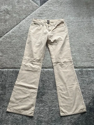 Beiga chinos från big star  med utsvängda ben - Snygga beiga chinos från big star med utsvängda ben och klassisk femficksdesign. Byxorna har normal midja och är tillverkade i ett mjukt bomullsmaterial som ger en avslappnad look. Perfekta för dig som gillar en retroinspirerad stil.