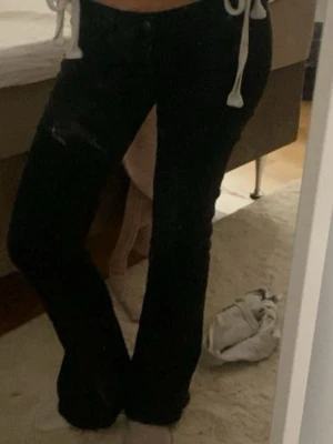 Svarta Cheap monday jeans - Väl använda, inte så svarta som nya som man ser på bild 2. Strl 28/32