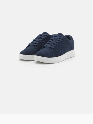Mörkblå sneakers med vit sula - Stilrena mörkblå sneakers med ovandel i mockaimitation och klassisk snörning. Skorna har en chunky vit sula som ger en modern look. Perfekta för dig som gillar enkel men trendig stil.