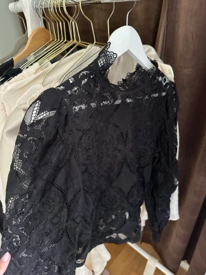 Svart spetsblus - Snygg svart blus i spets från ginatricot!