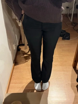 Svarta kostymbyxor från bikbok - Jättefina kostymbyxor med låg midja. Aldrig använda, säljer då de inte är min storlek. Bilderna är inte mina då de inte är min storlek så de blir inte bra om jag tar egna bilder men de är exakt de byxorna. Kan skicka bilder på dem privat om de önskas. Modell: Vera