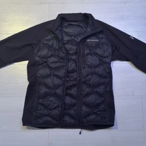  Peak Performance hybridjacka  - Rätt så ny peak performance jacka med inga tecken på användning  nyköpt för 2600kr (pris kan diskuteras:) 