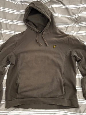 Grön hoodie från Lyle & Scott - Säljer min gröna Lyle & Scott hoodie, den är liten i storlek, känns inte som en xxl mer som en L