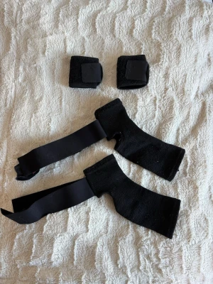 hand och benledsskydd - Säljer hand- och benledsskydd i gott skick. Jag har själv använt dem till gymnastik eftersom mina leder var svaga, och de gav bra stöd och stabilitet. Bekväma och enkla att använda, passar perfekt för träning eller andra saker.