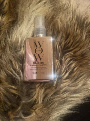 Color Wow Dream Coat Supernatural Spray - Color Wow Dream Coat Supernatural Spray är en fuktresistent spray för håret som ger glans och skydd mot friss. Flaskan är silverfärgad och rymmer 50 ml. Perfekt för att få ett slätt och glansigt hår.