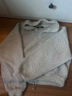 Teddytröja - Beige fluffig tröja från bikbok. Jättefint skick och knappt använd! Supermysigt material! Strl S. Skriv om du har frågor!
