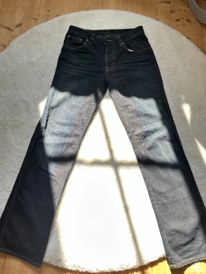 Mörkblå jeans - Mörkblå jeans ifrån Nudie. I storlek W31 L32. För mer information kontakta mig🤍