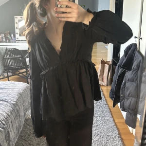 Svart blus - Superfin blus från nakd som tyvärr inte kommer till användning längre💗pris kn diskuteras 