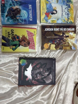 Fem ungdomsböcker, blandade genrer - Säljer ett paket med fem skönlitterära ungdomsböcker: 'Nattkorpen', 'Majsan och Nonnosmålet', 'Grattis världen, jag är här nu', 'Jorden runt på 80 dagar' och 'Tideskiftet'. Går att köpa separat, priset kan diskuteras. Bara hör av dig ! Perfekt för åk 4-6