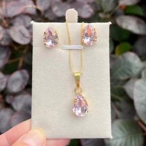 Smyckesset stud halsband Light Rose - Ett set med halsband och stud örhängen. Guldplätterad mässing och kristaller. Pear 14mm Light Rose. Längd 48cm inkl lås och förlängningskedja.  Finns även att få i andra färger på kristallen. Jag skickar endast spårbart, samfraktar. Fast pris. Besök gärna mina övriga annonser.  Till mina smycken använder jag kristaller från Preciosa, Aurora och Swarowski.