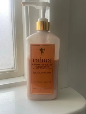 Rahua Enchanted Island Conditioner - Rahua Enchanted Island Conditioner med biotin och vitaminer B6, A, C & E. Balsamet kommer i en ljusrosa plastflaska med pump och guld-detalj. Ger vitalitet och glans, passar färgbehandlat hår.                          475 ml flaska men har användtS. Se bilder! De små Rahua flaskorna brukar ligga på 400-500kr så det är bra pris eftersom detta är en stor flaska med pump. 