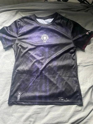 Svart/lila Portugal tröja me nummer 7🐐 - Snygg svart/lila CR7 T-shirt. T-shirten har korta ärmar och rund halsringning. Snygg som daglig t-shirt speciellt perfekt till sommaren eller träning.