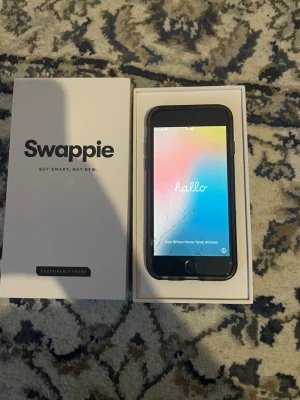 IPhone SE 2020 - En IPhone SE 2020 modell med 64GB köpt hos swappie 2025-09-25 inga skador på baksidan bara framsidan lite men påverkar inte telefonens funktion allt fungerar,ICloud upplåst också så inga problem med det batteri ligger på 87% säljer mobilen billigt och kan gå ner vid snabb affär i Göteborg då skärmen är lite trasig MVH Daniel Eriksson🤗  Obs! Laddare medföljs inte bara original boxen och mobilen!