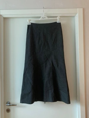 🍒Vintage y2k maxikjol med zip🍒 - 🍒Y2K CUTIE🍒Såå snygg trendig maxikjols med en stilren design och lång dragkedja baktill. Du väljer själv hur lång slits du vill ha med dragkedjan. Kommer i ett kraftigt och stretchigt tyg. Kom gärna med prisförslag🍒 