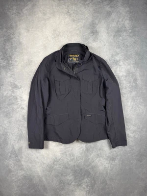 Woolrich Field Jacka - Skick: 9/10. | Ingår: endast jackan. | Nypris: +- 5000 SEK. | Modellen är 176 och väger 70kg.