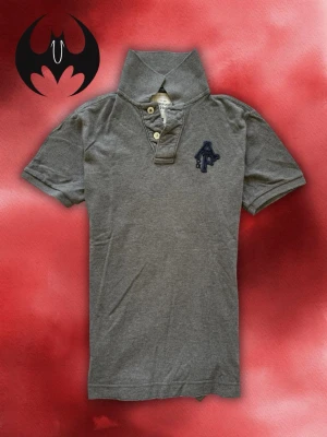 Vintage Abercrombie & fitch short-sleeve polo shirt - Säljer denna sällsynta och eftertraktade Abercrombie & Fitch polo shirt | Mycket Bra skick | Size S | Längd: 64cm Bröstvidd: 49cm | Skyltdocka: M - 48 cm axlar, 75 cm midja | Lägg endast bud med avsikt att köpa nu, inga fördröjning!