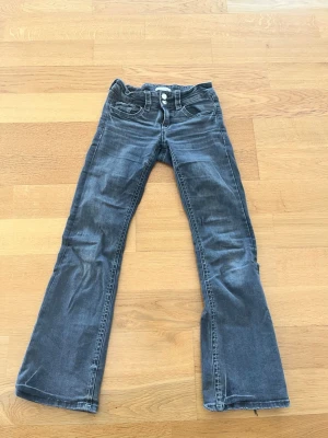 Mörkgrå basic jeans - Snygga mörkgrå bootcut jeans, som ni kan se på fjärde bilden är byxorna lite slita längs ner, mest på baksidan💕