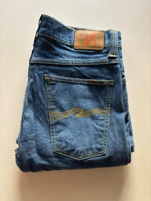 Nudie Flare Glenn 34/36 - Bra skick. Något är skumt med storleken. Dom är definitivt inte 34 waist, snarare 32, och längden är ca 30 och inte 34. De är ca 3 cm kortare än ett par Nudie med 32 i längd.