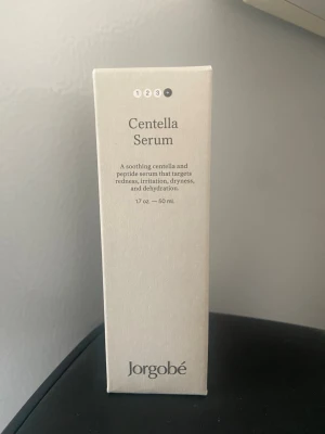 Jorgobé Centella Serum 50 ml - Centella Serum från Jorgobé i en stilren, ljusbeige kartong. Serumet innehåller centella och peptider som lugnar huden och motverkar rodnad, irritation, torrhet och uttorkning. Förpackningen rymmer 50 ml.
