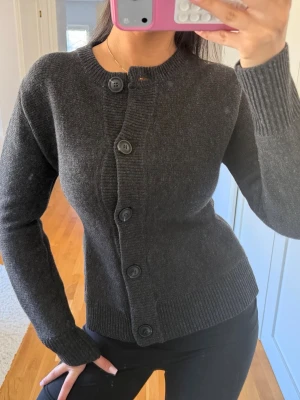 Mörkgrå Stickad kofta  - Grostickad tröja, använt 2 gånger