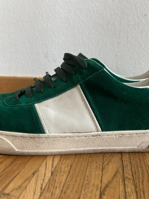 Gröna Valentino Flycrew - Valentino Flycrew alla spikar är med, sulan är hel. Hör av er vid intresse!