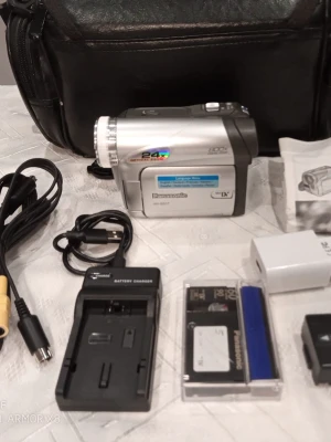 Panasonic NV-GS27 MiniDV Videokamera - Säljer en silverfärgad Panasonic NV-GS27 MiniDV videokamera med 24x optisk zoom och 800x digital zoom. Kameran är kompakt och har svart-silver design. Medföljer laddare, batteri, kablar, väska. Perfekt för dig som vill filma med klassisk DV-teknik eller vill Digitalisera dina gamla video inspelningar på mini dv kassetter.Ring vid frågor på 0700441696,   Kameran kan skickas, hämtas i Trollhättan eller i Göteborg