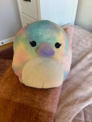 Squishmallow - En fin rolig och mjuk squishmallow som serbut som en regnbågig fågel.Den är i mycket bra skick och har stått på en hylla som dekoration.