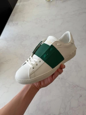 Valentino open - Säljer ett par feta gröna Valentino opens i stl 42. Dem är helt sprillans nya✅. Box dustbag och kort medföljer vid köp✅Kom dm vid frågor🙌 Allt gott, mvh Noah