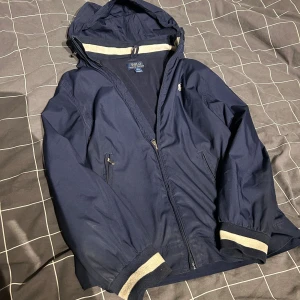 Ralph lauren windbreaker  - Riktigt snygg windbreaker i färgen mörkblå. Storlek L (14-16) vilket motsvarar XS Skick 7/10. Fraktar samma dag.
