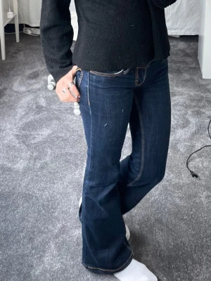 Mörkblå bootcut jeans från cheapmonday! - Säljer ett par mörkblå bootcut jeans med snygga kontrastsömmar och låg midja ifrån cheapmonday(köpta på weekday). Jeansen har klassisk femficksdesign och är tillverkade i stretchigt denimtyg som sitter skönt. STORLEK: W25/L30. INNERBENSLÄNGD: 73cm. MIDJEMÅTTET RÄTTÖVER: 34cm