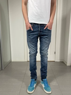 Dondup Jeans  - Säljer nu dessa Dondup jeans med snygga slitningar i populär design, skriv för fler bilder/frågor🙌🏼