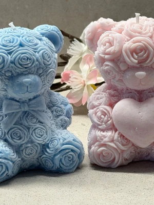 Nalleljus i sojavax  - .Exklusiv rosnalle i ekologiskt sojavax 🧸🌸 En handgjuten nalle med vackra rosendetaljer – skapad för att vara både en fin inredningsdetalj och en uppskattad gåva.  Tillverkad av svenskt ekologiskt sojavax med en brinntid på cirka 2 timmar.  • Höjd: ca 8 cm • Handgjord med omsorg – varje exemplar är unikt  Perfekt till babyshower, dop eller som en kärleksfull present ✨