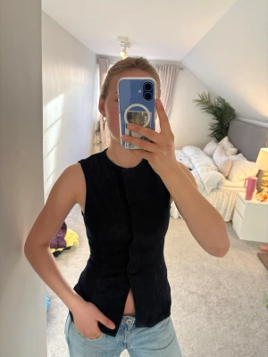 Svart ärmlös jeanstopp - Snygg svart ärmlös jeanstopp, helt oanvänd från H&M med knappar framtill. Sååå snygg för i sommar🥂💞