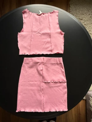 Rosa set kjol och croptop - Ett rosa set med kjol och top i storlek xs från Nelly. Inte använt detta, men sista bilden är precis samma set fast i annan färg💗