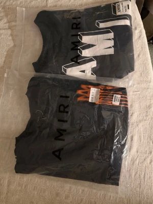 Amiri bundle  - Kolla profil för att se hur var en av tröjorna ser ut specifikt, du får 2 amiri tröjor för billigare pris att köpa 2, 1 är 700 och 2 är 1000, priser kan diskuteras för seriösa köpare 🙏